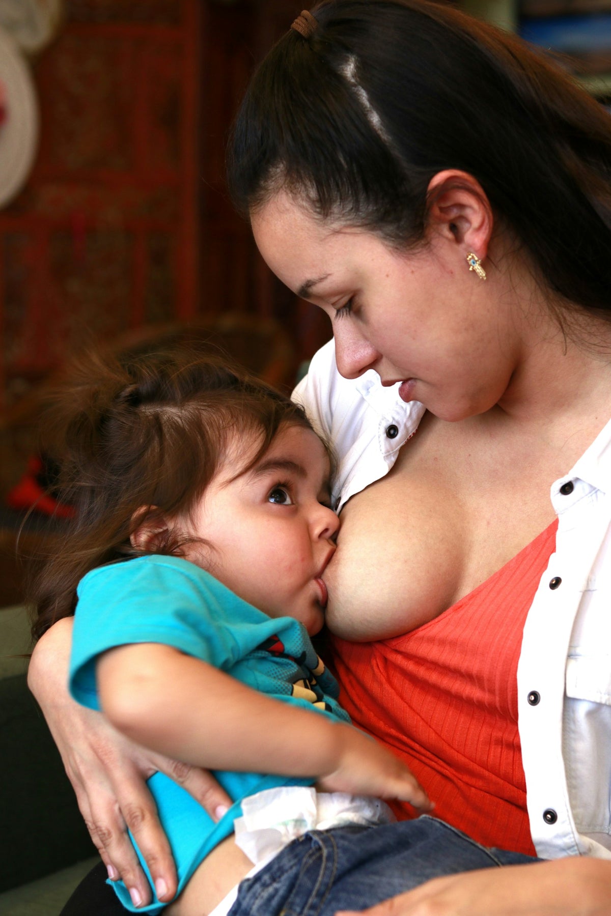 Mother breastfeeding her baby at home (photo: Luiza Braun, Unsplash)