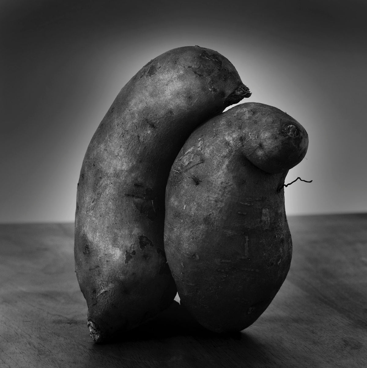 Two whole sweet potatoes in black and white (photo: Jean-Louis Aubert, Unsplash)