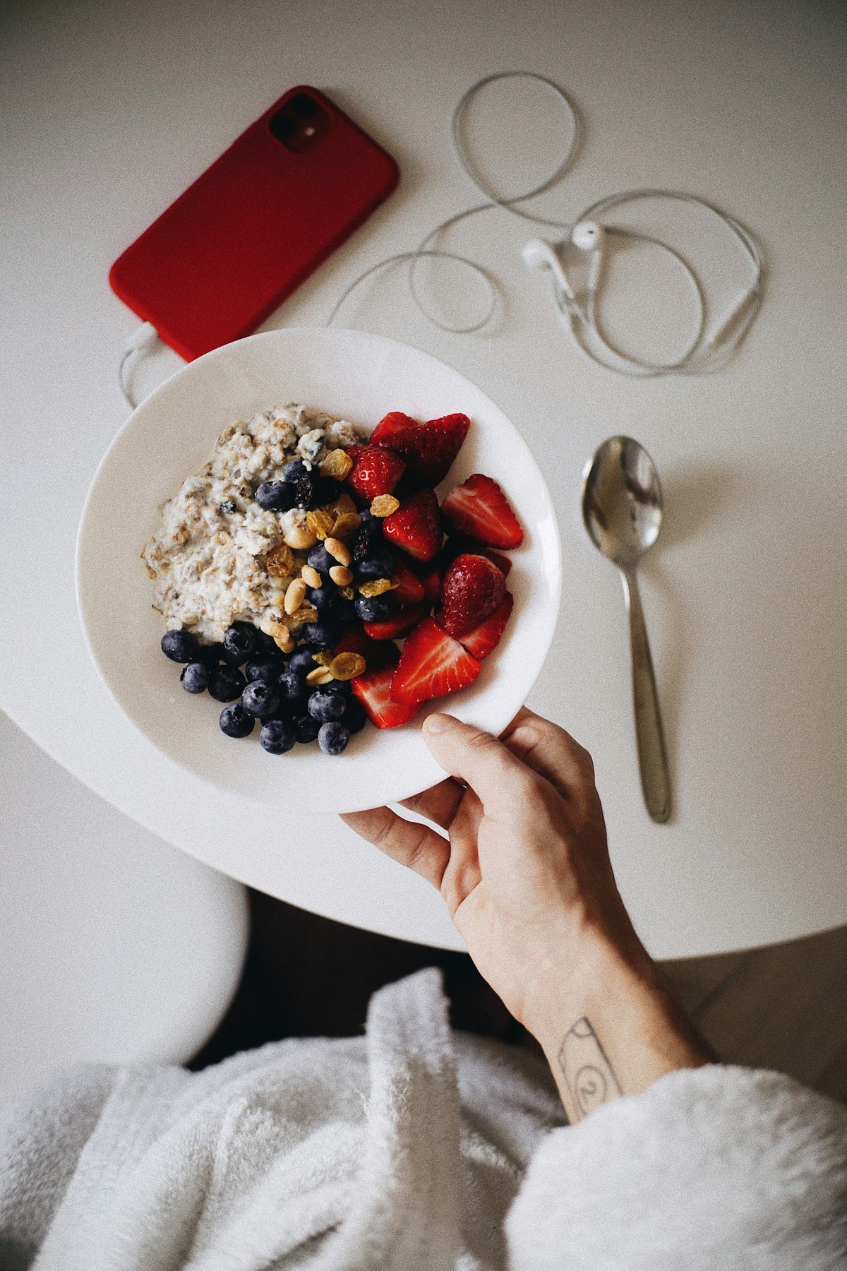 A bowl of oatmeal porridge topped with fruit (photo: Cosmin Ursea, Unsplash)